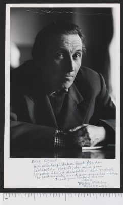 Aufnahme des Schriftstellers Alfred Döblin von Eric Schaal. Döblin sitzt und blickt in die Kamera.