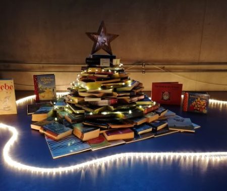 Ein Weihnachtsbaum aus Büchern