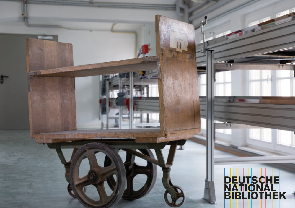 Postkarte: Historischer Bücherwagen aus Holz