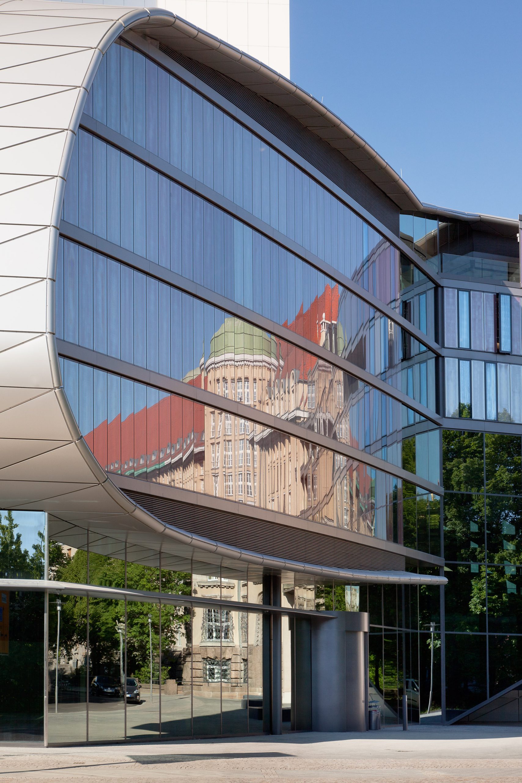 Außenansicht des Glasgebäudes des DBSM. Der Altbau der DNB spiegelt sich in der Glasfassade