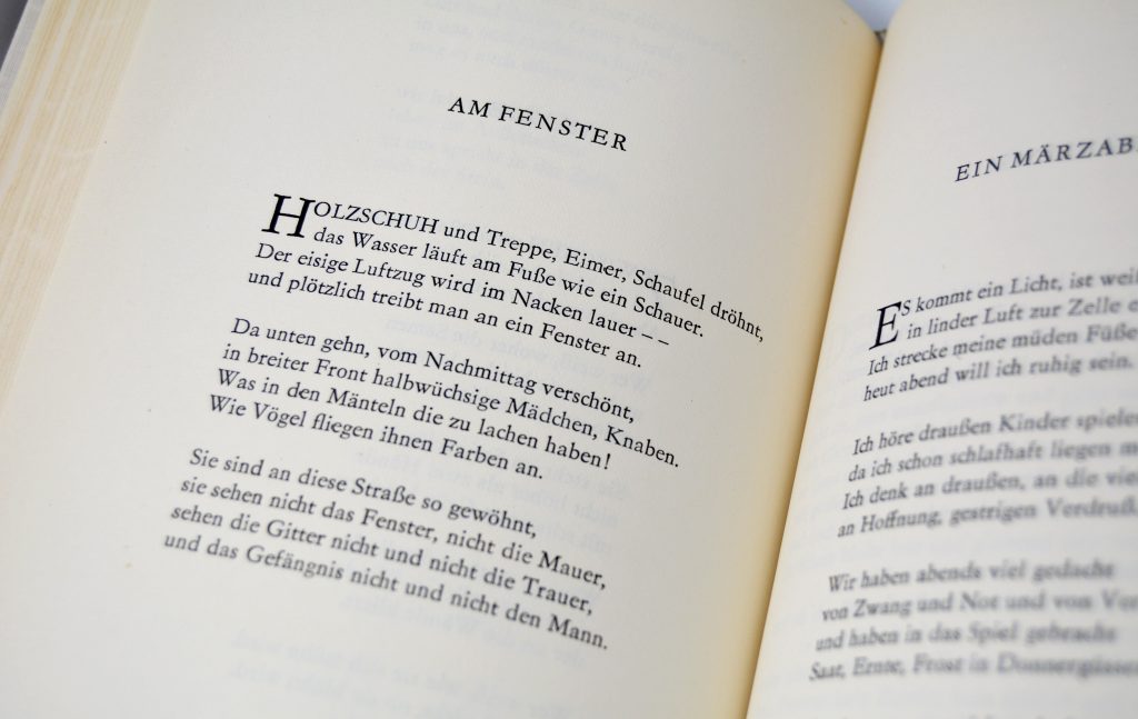 Gedicht "Am Fesnter" von Rudolf Leonhard, Fotografie einer Buchseite