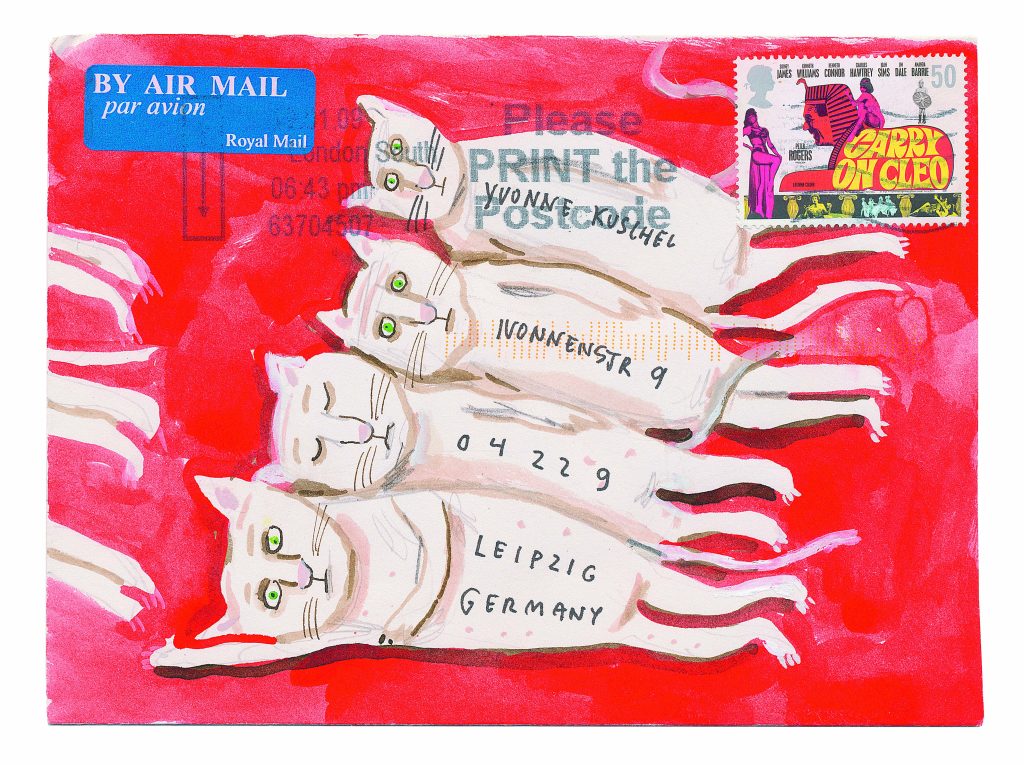 Abbildung eines von Axel Scheffler bemalten Briefumschlages mit vier liegenden Katzen auf rotem Untergrund, frankiert mit einer Briefmarke und adressiert an Yvonne Kuschel, Leipzig