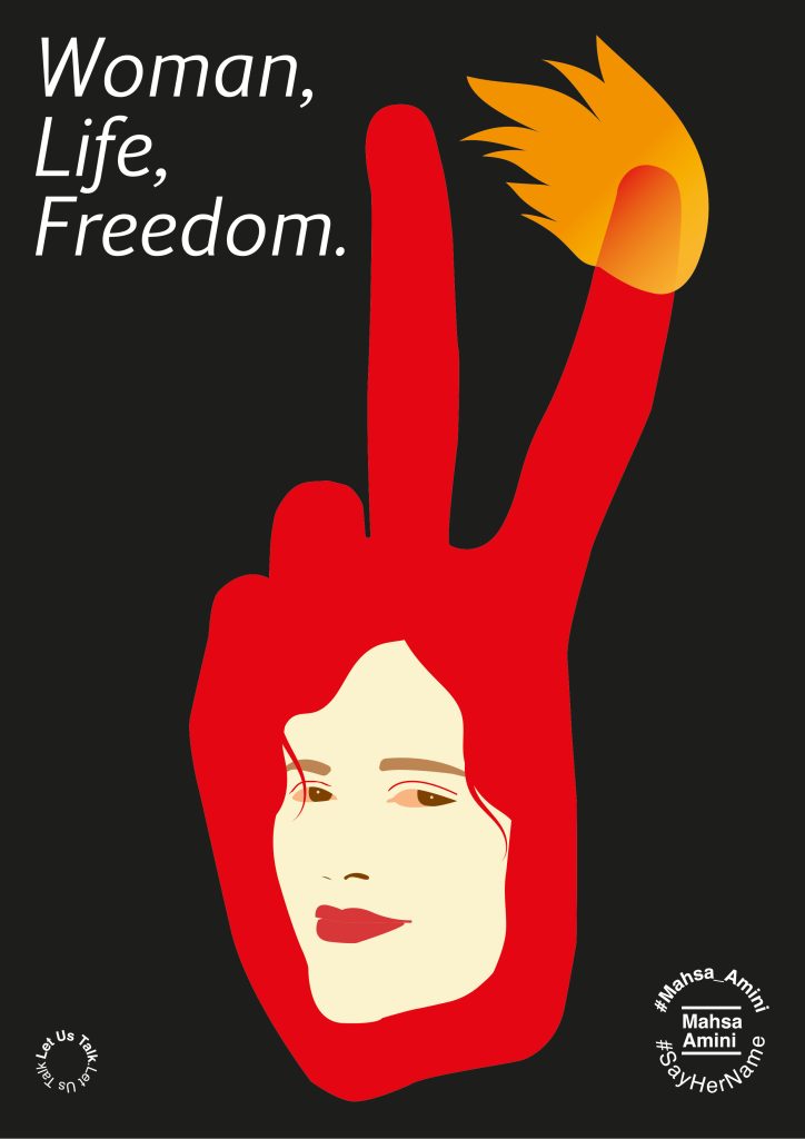 Ein Frauengesicht auf der Innenfläche einer roten Hand, die peace zeigt. Der Zeigefinger davon steht in Flammen. Auf einem weißen schwarzen Hintergrund steht mit weißen Buchstaben in der oberen Ecke links: "woman, life, freedom".