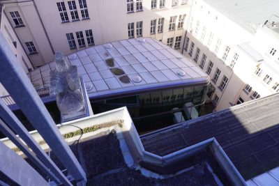 Blick vom Balkon der Rotunde in die Tiefen des Innenhofes, auf das Dach des DMA Lesesaals