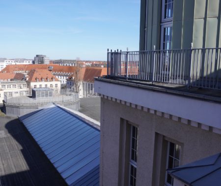 Blick auf den Balkon der Rotunde mit Teilen der Rotunde. Im Hintergrund Teile des Leipziger Hauses sowie des Uni-Klinikums
