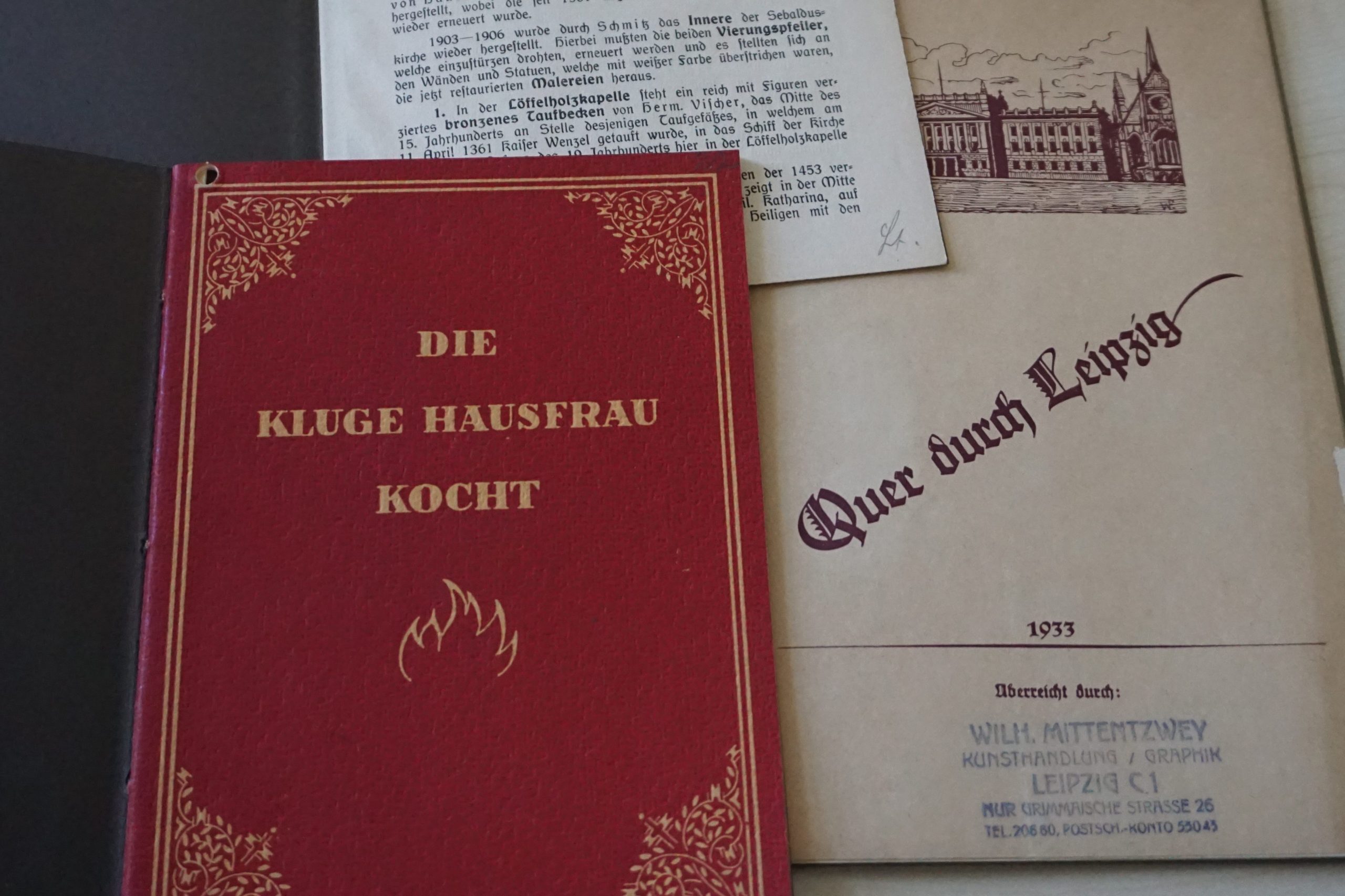 Von Mitarbeitern der Deutschen Bücherei in den Bestand eingebrachte Broschüren, hier eine Kochrezeptesammlung und eine Infobroschüre über die Stadt Leipzig.