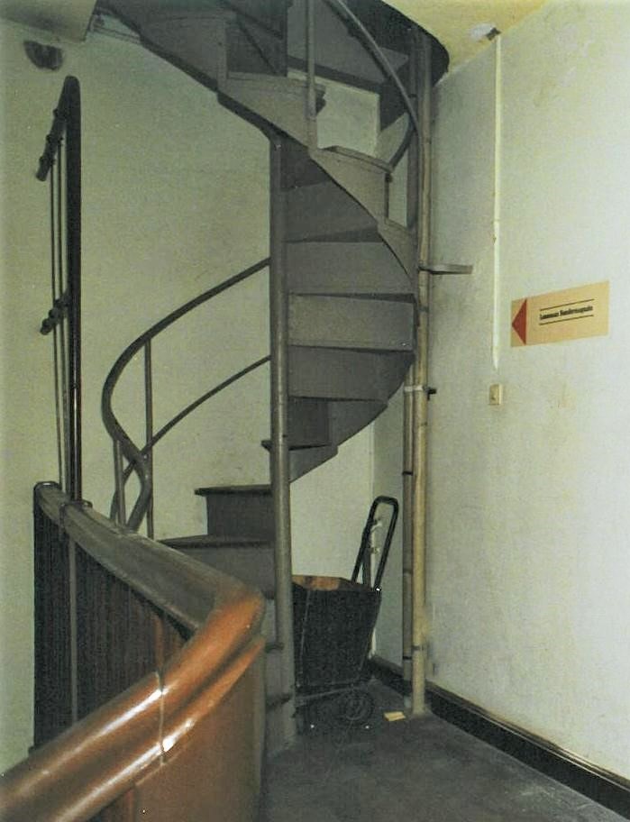 Stählerne Wendeltreppe in der Ecke eines Raums