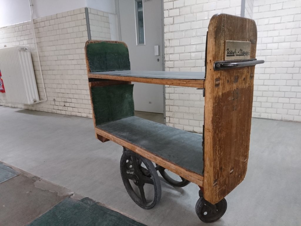 Ein historischer Bücherwagen der Firma Blödner aus Holz.