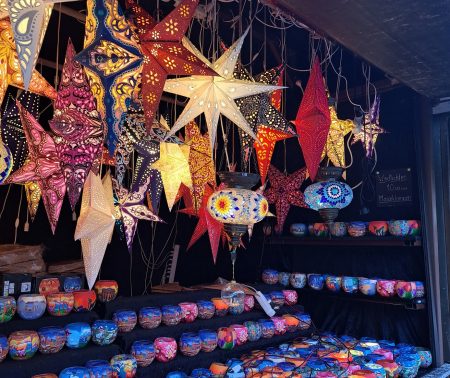 Foto eines Weihnachtsmarktstandes in Mainz: zu sehen sind Sternenlampen