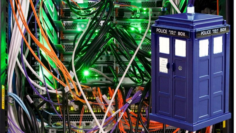 Tardis montiert vor der Rückseite eines Computers mit Kabeln und Lichtern.