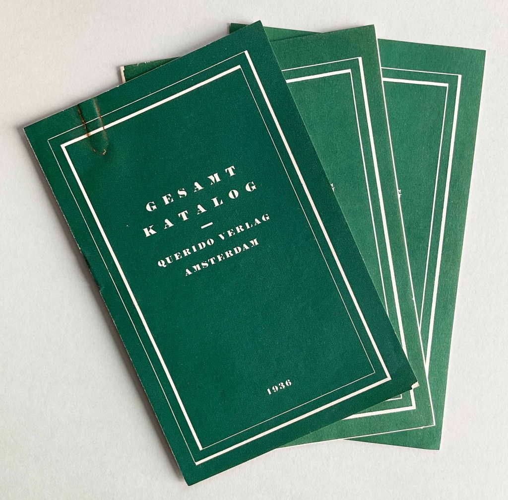 Drei grüne Heftchen liegen gestaffelt aufeinander, Aufschrift in weiß: Gesamtkatalog Querido Verlag Amsterdam