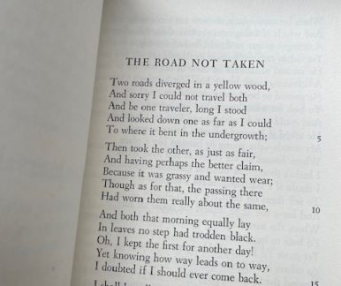 Das abgedruckte Gedicht The Road Not Taken von Robert Frost