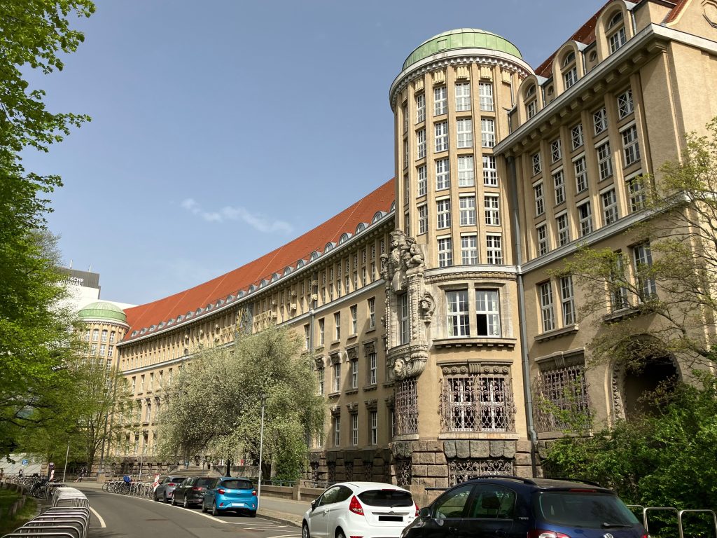 Blick auf das historische Gebäude der Deutschen Nationalbibliothek
