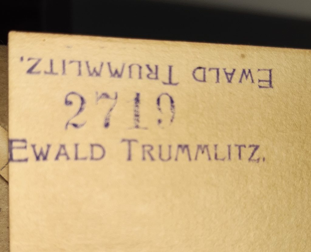 Im Vorsatz des Buchs wurde zweimal der Name "Ewald Trummlitz" eingestempelt, einmal steht der Namenszug auf dem Kopf. Zwischen den Namenszügen wurde die Nummer 2719 eingestempelt.