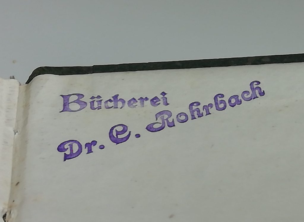 Stempel mit dem Schriftzug "Bücherei Dr. C. Rohrbach" im Nachsatz des Buchs "Hanchen und die Küchlein"