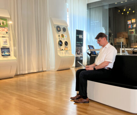 Generaldirektor Frank Scholze mit dem von ihm herausgebenen Buch im Musiklesesaal der DNB Leipzig