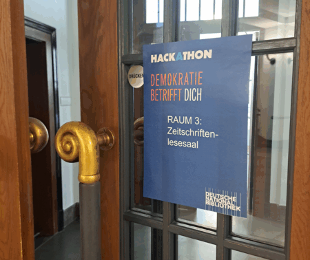 Hinweisschild Hackathon an der Tür zum Zeitschriftenlesesaal