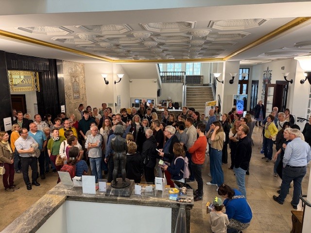 Zahlreiche Gäste warten im Foyer