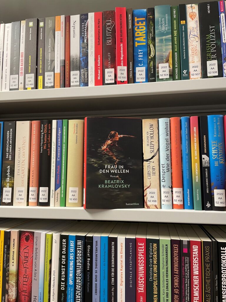 Das Buch Frau in den Wellen im Bücherregal der DNB