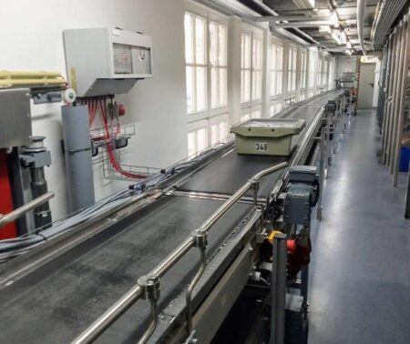 Eine Transportkiste beim Passieren eines Teilabschnittes der Buchtransportanlage in der Deutschen Nationalbibliothek am Standort Leipzig Foto: DNB, Jan Schäfer CC BY-SA 4.0