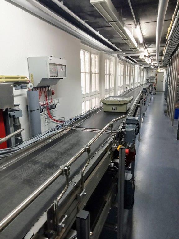 Eine Transportkiste beim Passieren eines Teilabschnittes der Buchtransportanlage in der Deutschen Nationalbibliothek am Standort Leipzig Foto: DNB, Jan Schäfer CC BY-SA 4.0