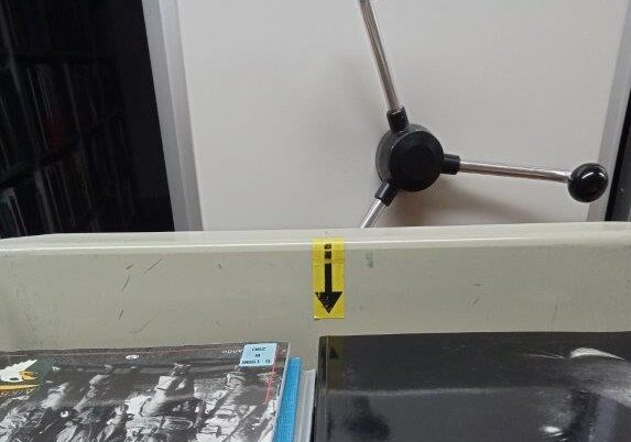 Transportkiste mit Pfeil-Aufkleber, um Überladen zu verhindern Foto: DNB Jan Schäfer CC BY-SA 4.0