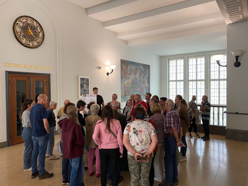 Gäste stehen in der um das Umgebungsmodell des Deutschen Platzes