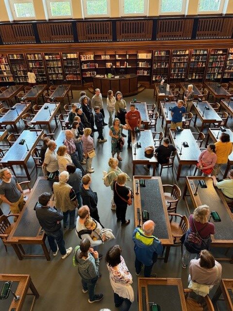 Lesesaal mit zahlreichen Gästen