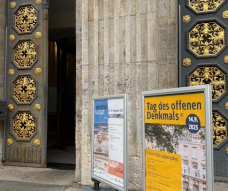 Aufsteller mit Plakat vor dem offenen Haupteingang