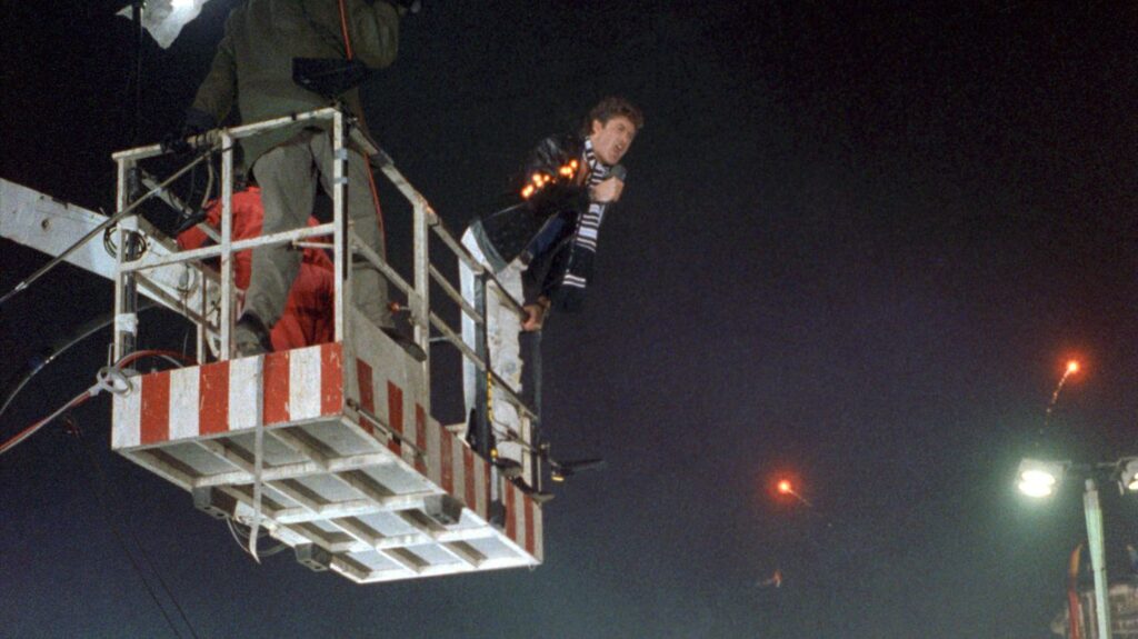 David Hasselhoff im Kran über der Berliner Mauer, Silvester 1989.