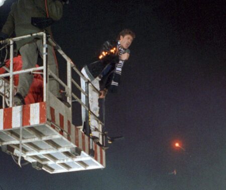 David Hasselhoff im Kran über der Berliner Mauer, Sylvester 1989.