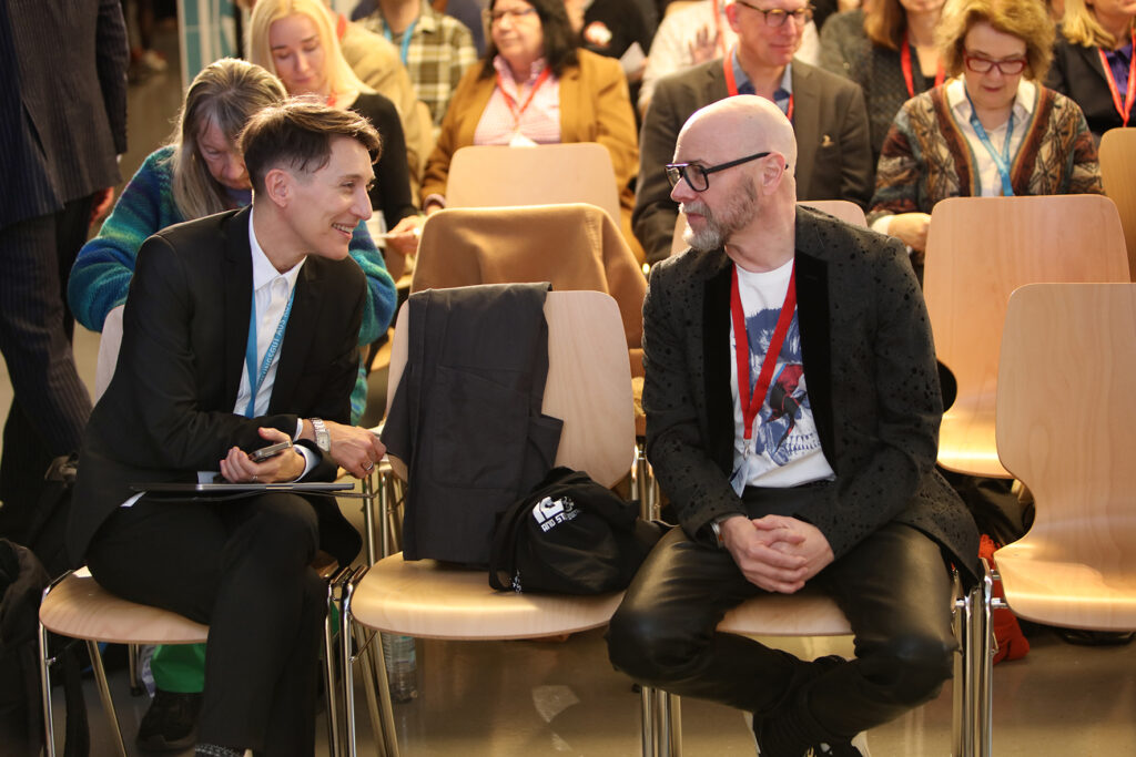 Zwei Personen sitzen und unterhalten sich angeregt