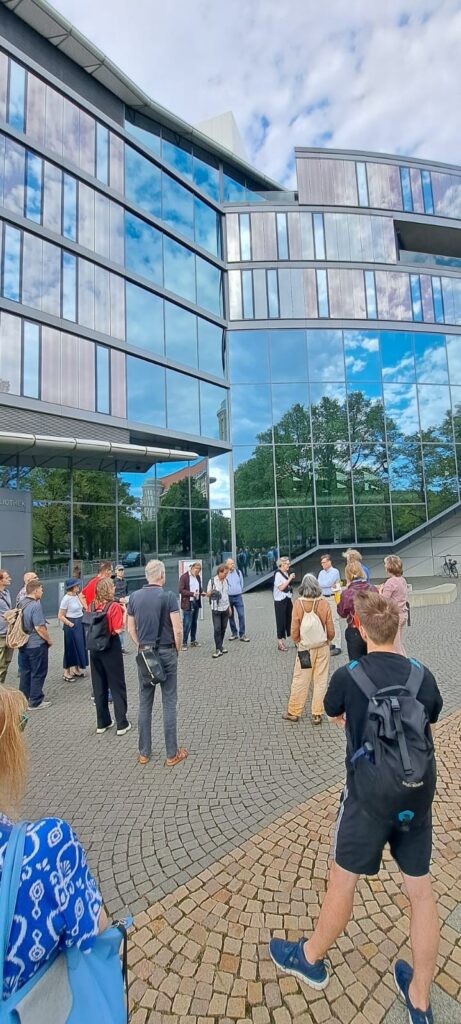 Menschen stehen vor einer Glasfassade