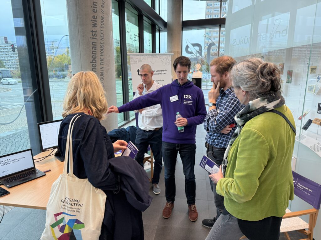 Ein Mann erklärt einer Gruppe Zuhörer etwas