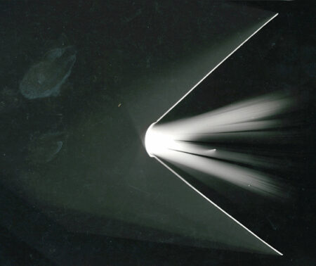 EIn helles Buch vor schwarzem Hintergrund