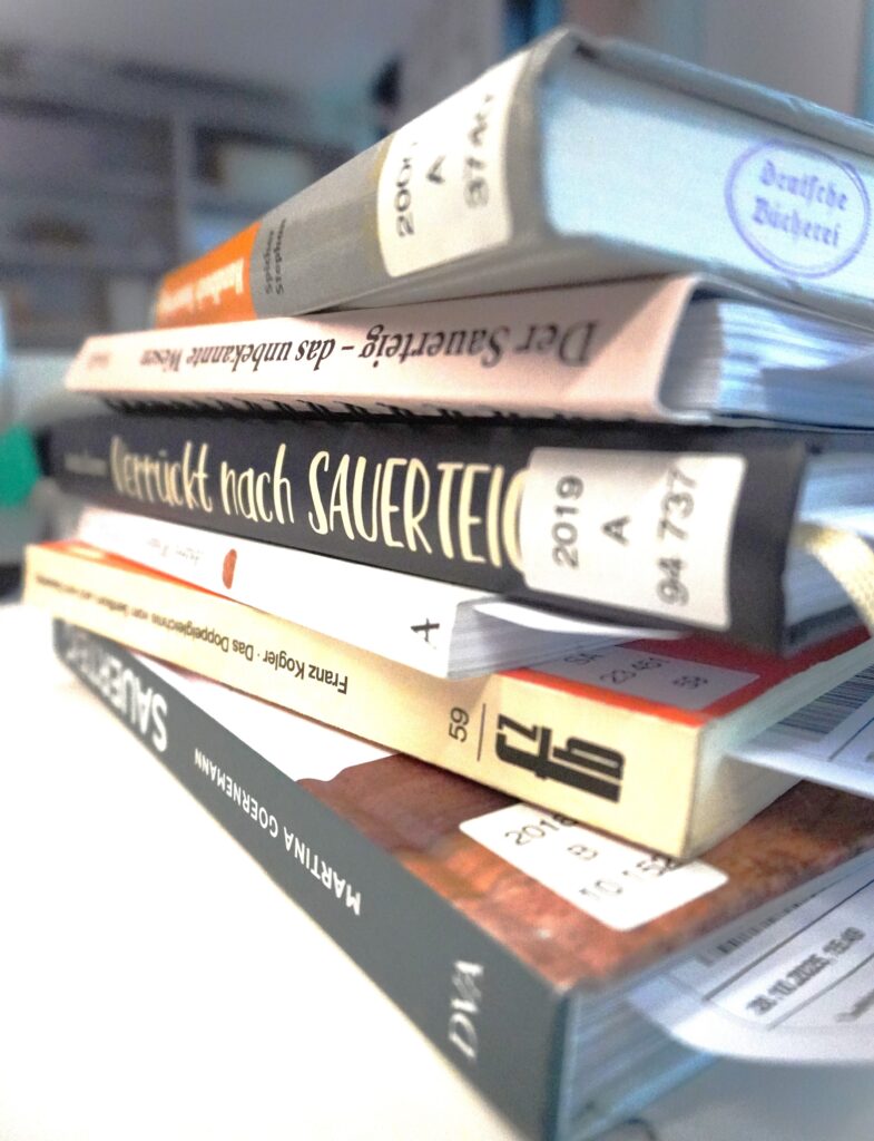 Bücherstapel mit verschiedenen Büchern über Sauerteig