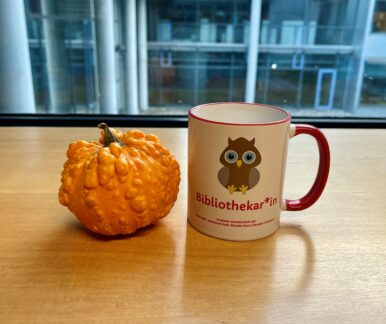 Foto mit Zierkürbis und Tasse "Bibliothekar*in"