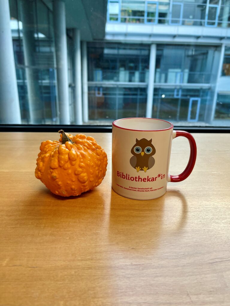 Foto mit Zierkürbis und Tasse "Bibliothekar*in"