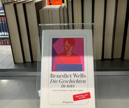 Das Buch Die Geschichten in uns in einem Regal im Lesesaal der DNB Frankfurt