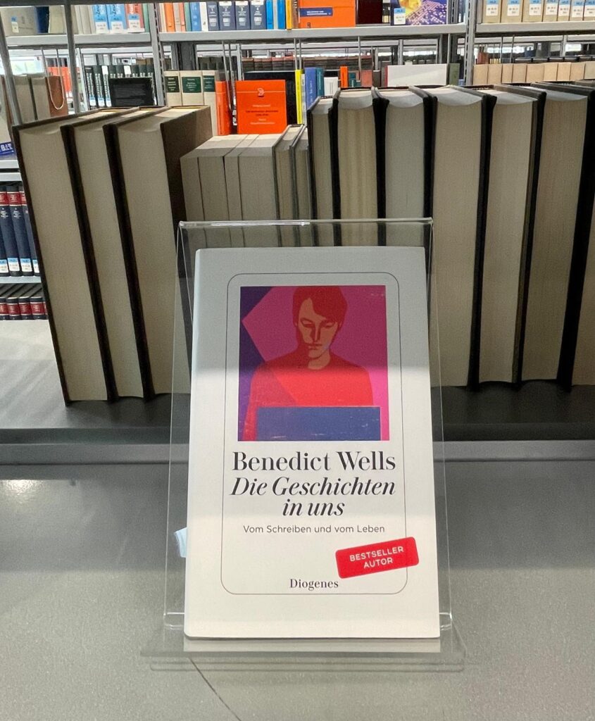 Das Buch Die Geschichten in uns in einem Regal im Lesesaal der DNB Frankfurt
