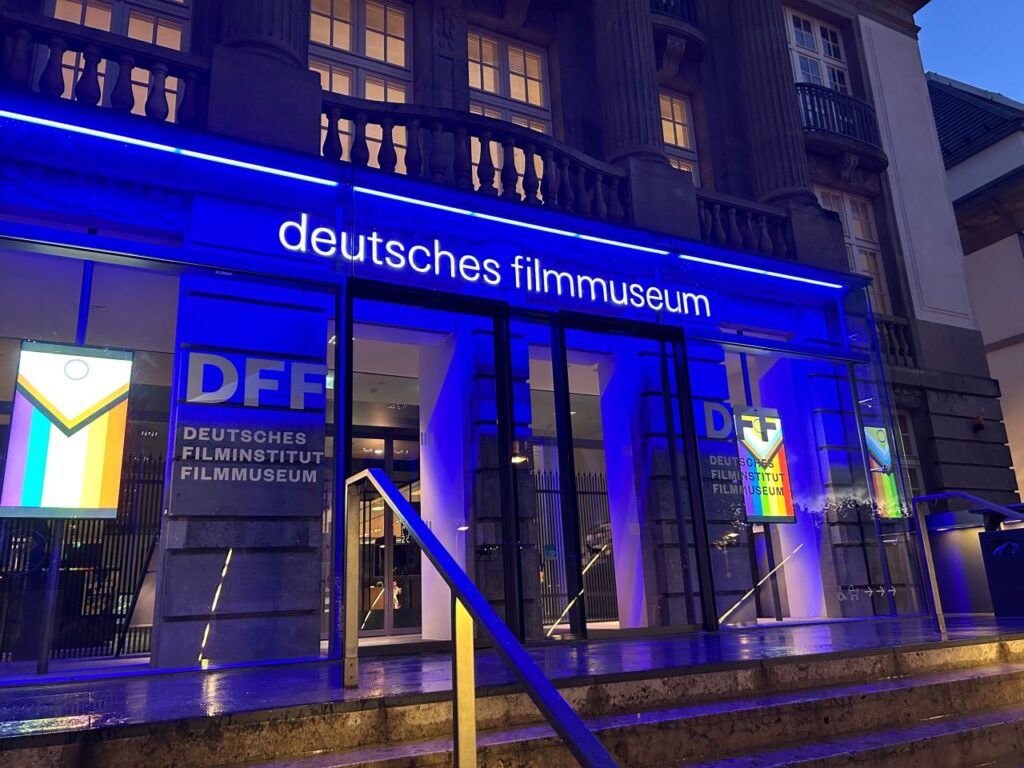 Außenansicht des Deutschen Filmmuseums in der Dunkelheit