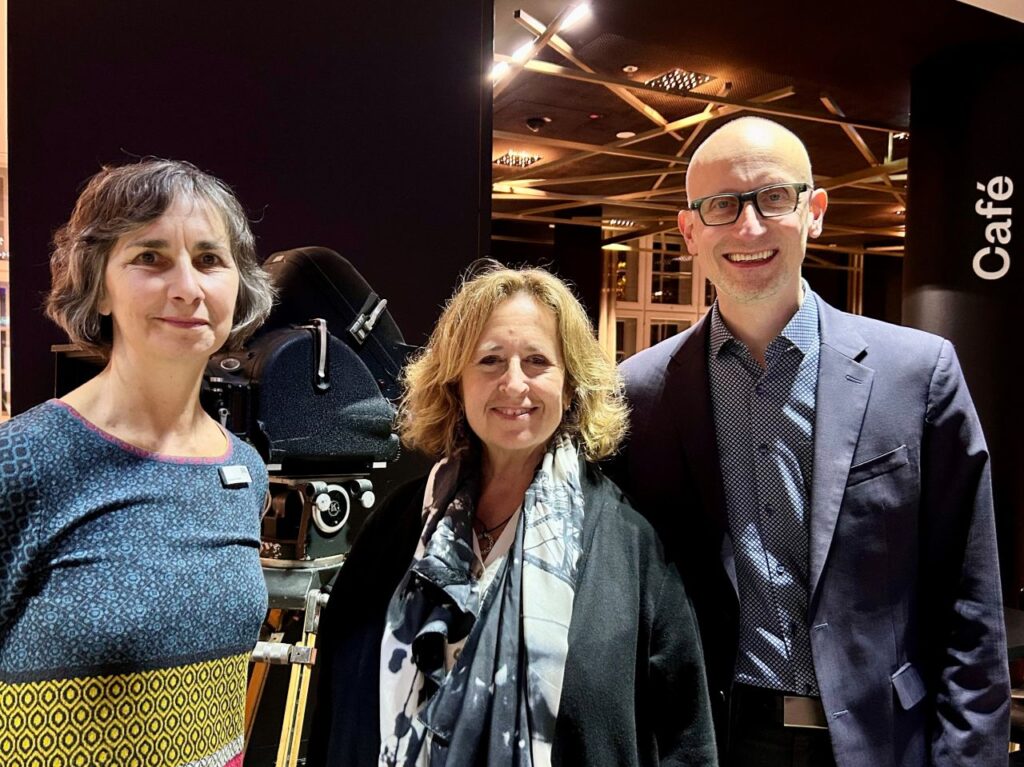 Die Organisator*innen mit der Regisseurin; von links nach rechts: Barbara Fischer (DNB), Kim A. Snyder, Johannes Neuer (DNB)