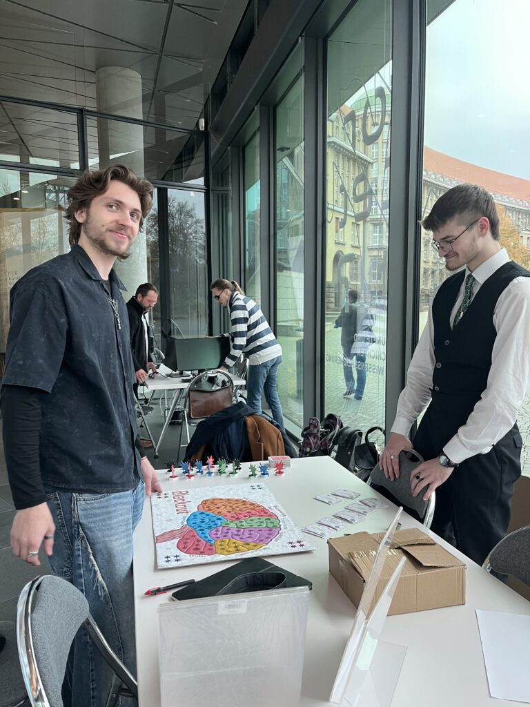 Zwei PErsonen vor einem Puzzel Spiel