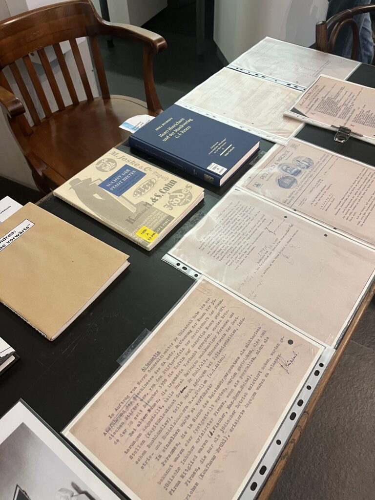 Verschiedene Bücher und historische Ausdrucke