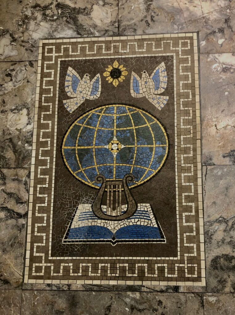 Mosaikbild von Friedenstauben im Eingangsbereich der DNB in Leipzig