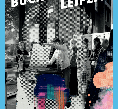 Auf einem schwarz-weiß Foto demonstriert eine Person einer Gruppe Umstehender die Funktionsweise einer alten Druckmaschine. Im unteren Bildbereich sind bunte Flecken und Pinselstriche zu sehen, oben steht in dicken weißen Lettern "Bücherspur Leipzig" geschrieben.