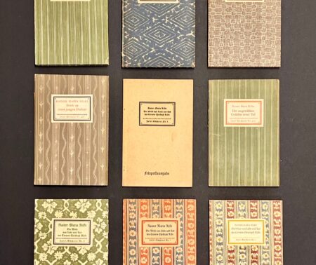 9 Coverabbildungen von alten Büchern in bunten Einschlägen.