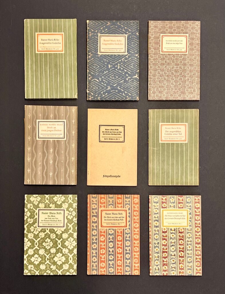 9 Coverabbildungen von alten Büchern in bunten Einschlägen.