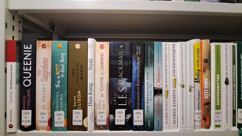 Eiin Bücherregal in der DNB Frankfurt am Main