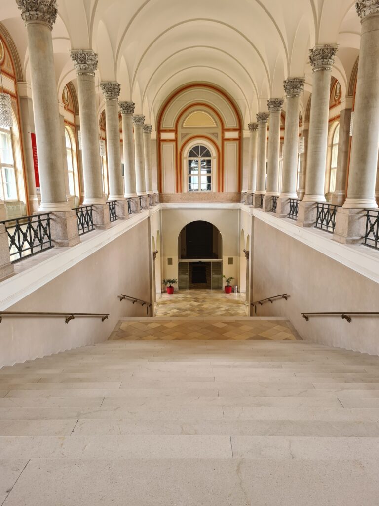 Repräsentatives helles Treppenhaus im Mittelbau der Bayerischen Staatsbibliothek in München